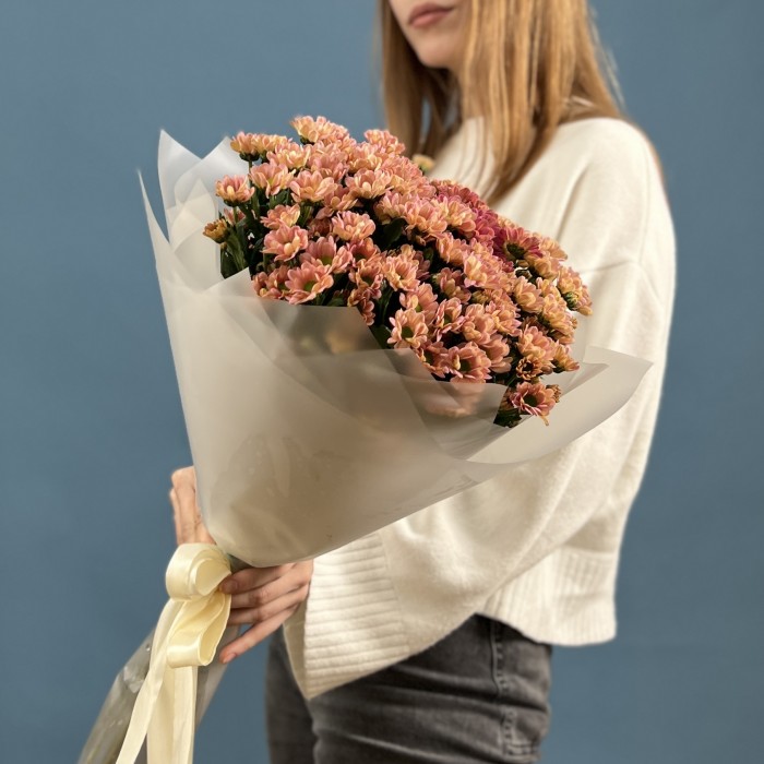 Букет из 11 лососевых хризантем Сантини